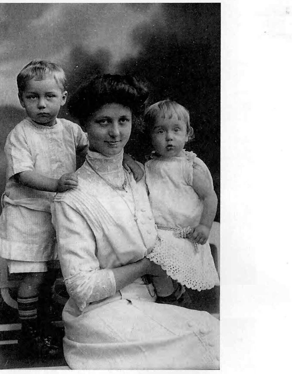 Margarethe Eggers with her sons, 1913